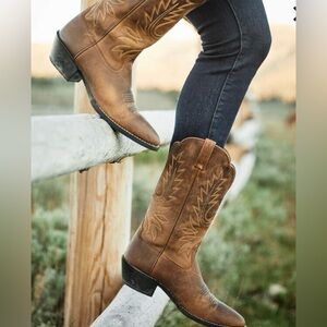 Ariat Heritage R Toe Western Boot - Size 10B - distressed brown color